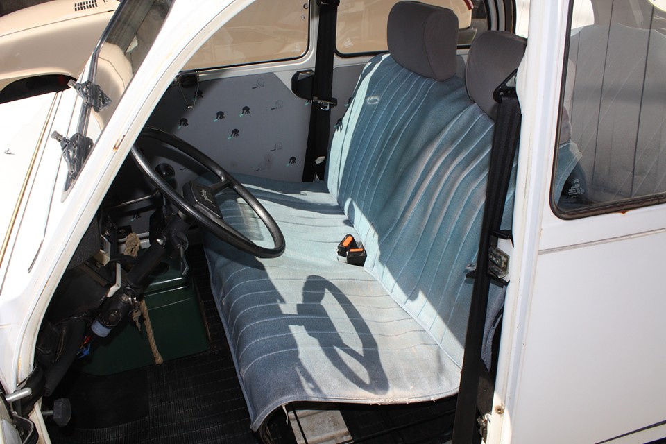 シートもオリジナルのブルーのベンチシート！
さすがに26年経過してますので、汚れ、スレはあります。