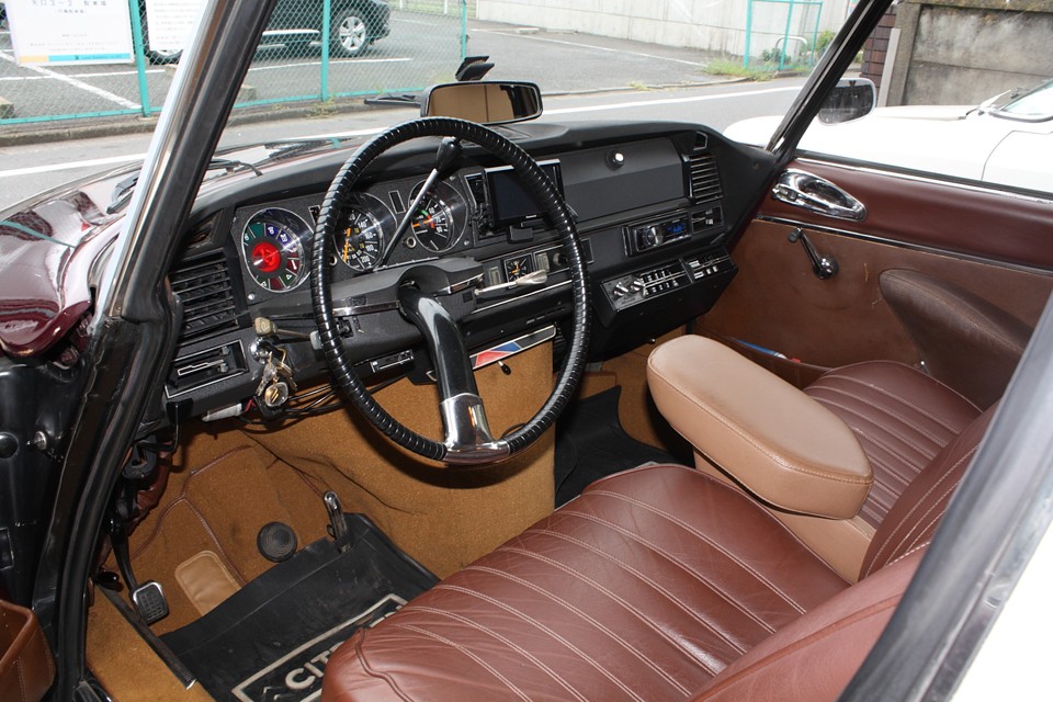 馬具の様な独特の質感のインパネ周り！色や形を超えた、その向こうにあるかの様な存在感…。