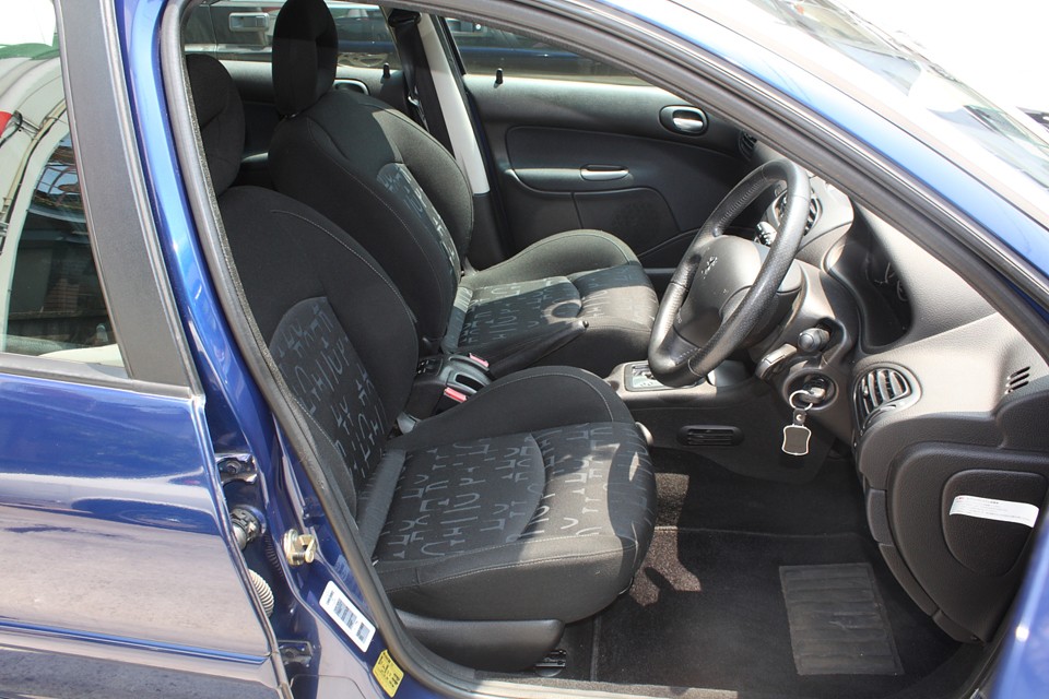 これまた、おしゃれなシート柄！さすがテキスタイルの国、フランス！
若干の使用感はありますが、破れや目立つ汚れはありません！