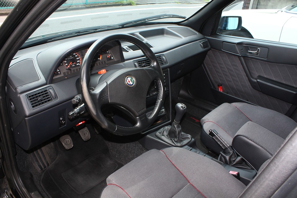 シンプルなデザインながらも、シートに座るとまさしくアルファ！
アルファフレグランスに包まれて、アドレナリン出まくり〜！