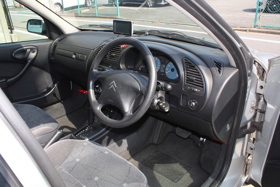 ボディ同様の曲面デザインで全体的に柔らかく、やさしい印象のインパネ周り！