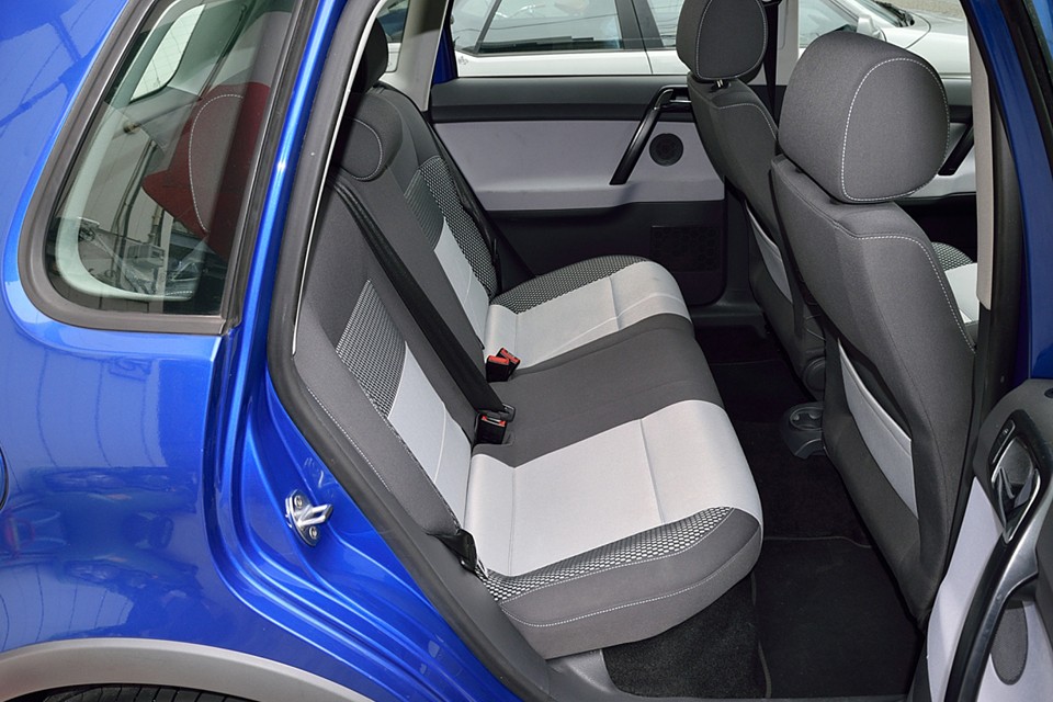 もちろん、若干の使用感は感じますが、ご覧の通り、室内はとても清潔な印象です！