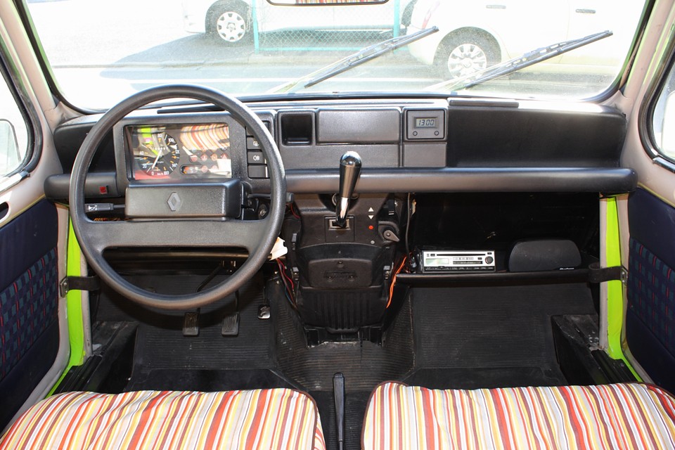 シンプルなインパネですが、もちろん必要なものはすべて装備！(笑)