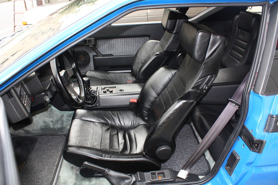 シートには、もちろん劣化によるシワはありますが、全体的にかなり良い状態を維持しています。