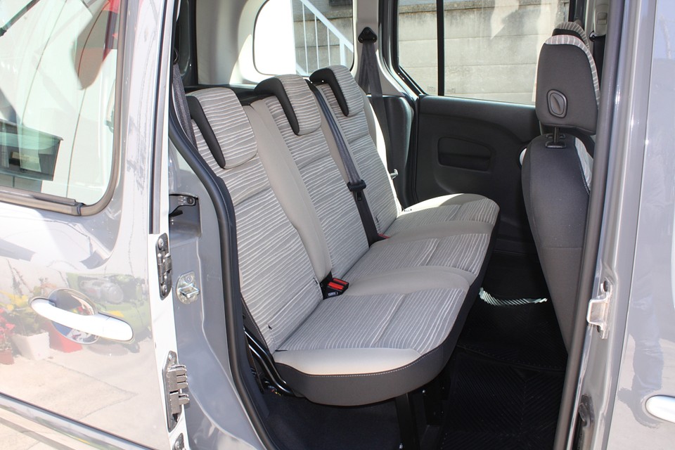 リアシートも広々！高さがあるので、とても開放感があります。