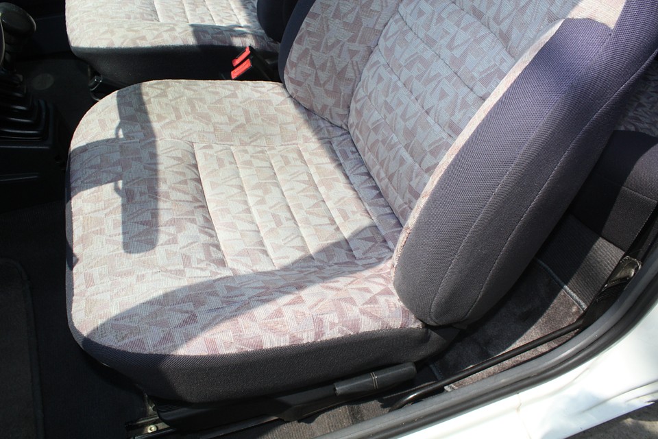 一番傷んでいる運転席でこの状態です。サイド部は少し擦れて、生地が薄くなっていますが、破れはありません。