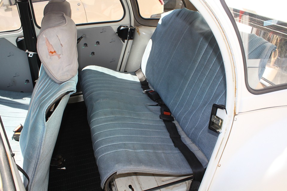 後席もそれなりに…。破れた前席のヘッドレストは国内用に後付けされたものです。
オリジナルではないのでバンダナ巻くとかで良いかと…。