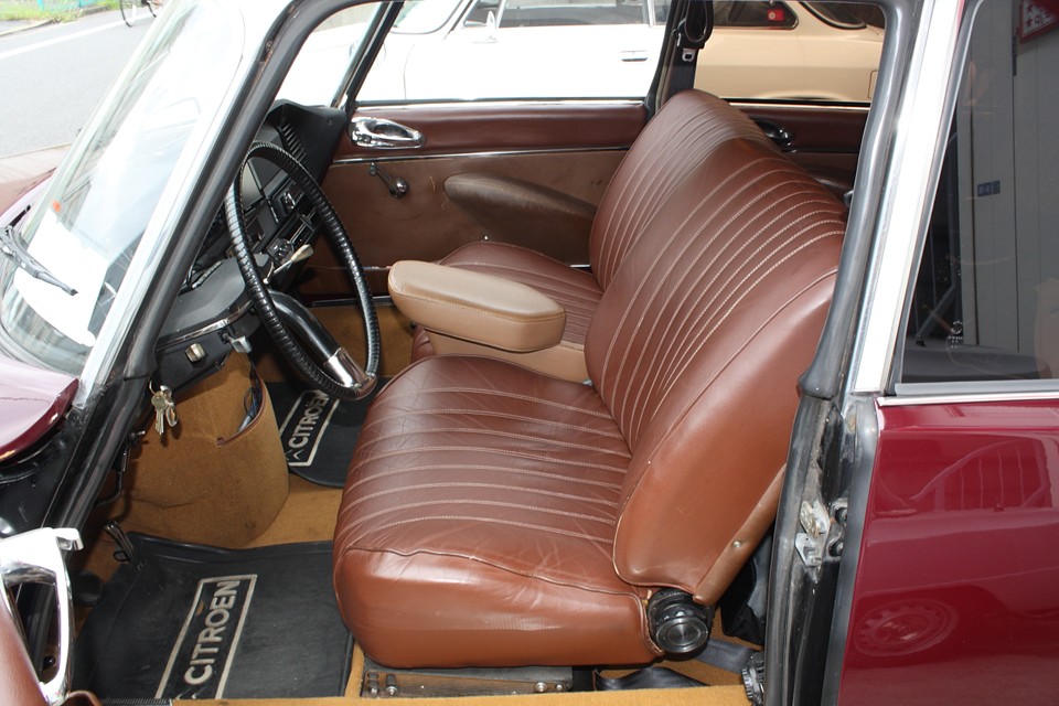 前席は張り替え済みで、若干の使用感はあるものの破れはありません！