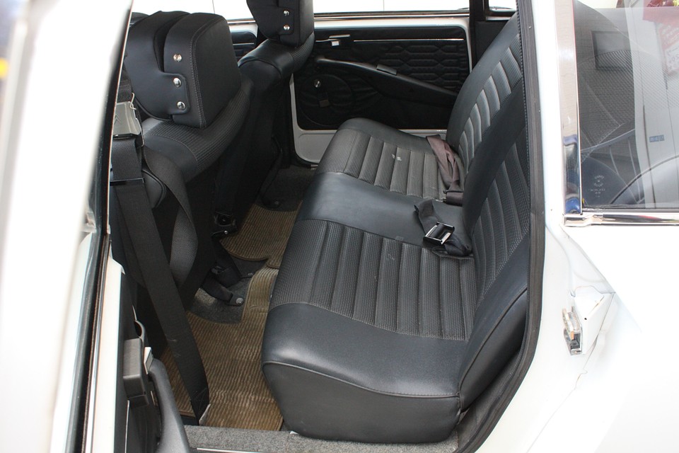 後席は数カ所テープ跡の様なものがありますが、破れはありません！