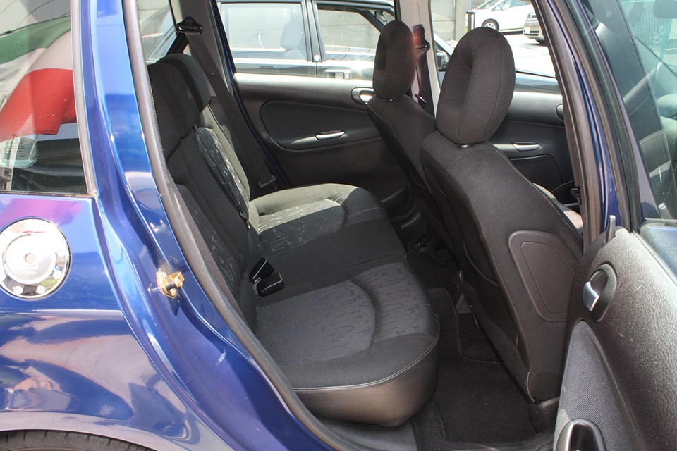 リアシートも汚れは破れは無く、とても清潔な印象です。