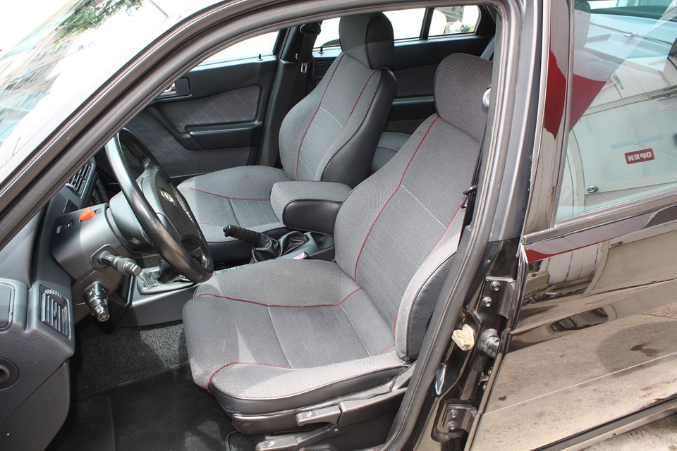 一番傷みやすいドライバーズシートでもこの状態です。もちろん破れはありません！