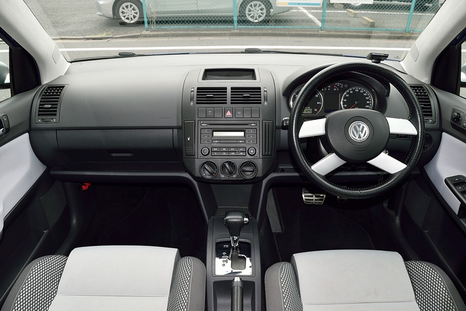 おぉ〜、まさに機能美！「長〜く乗ると、こういうシンプルで使いやすいのがいいんだよねぇ〜。」のインパネデザイン！