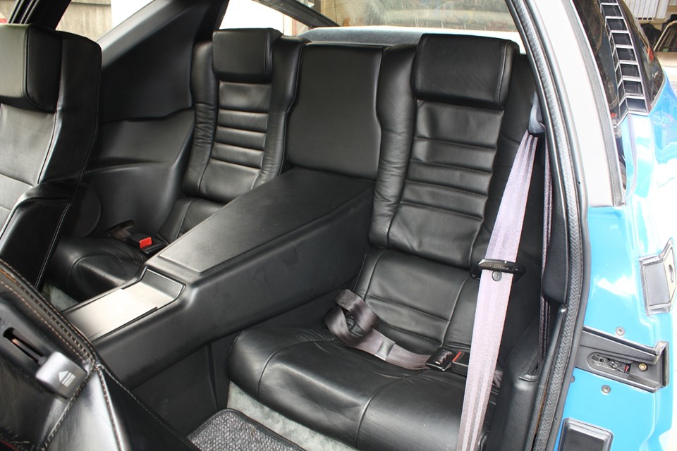 後席はご覧の通り！ほとんど使用感を感じません。
広さはかなり窮屈です。なんとか大人2人が座れるという感じです。