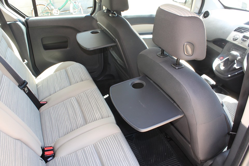 フロントシートバックにはこんなテーブルも！お弁当食べたくなっちゃう〜！ほとんど新幹線？！