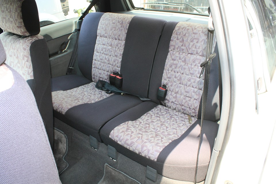 リアシートはあまりお使いになってなかったんでしょうね。ほとんど使用感は感じません。