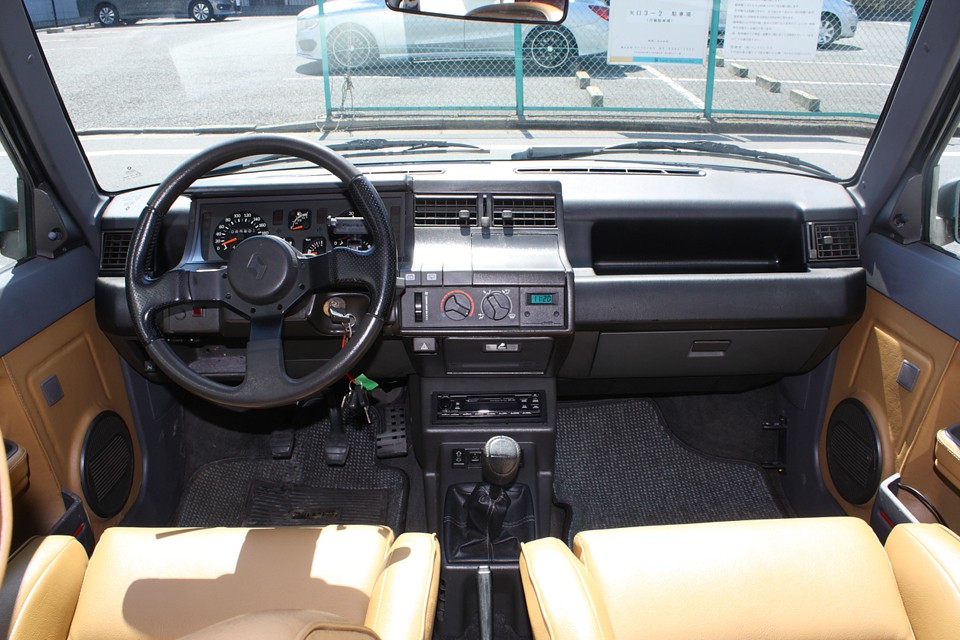 そんでもって、インパネは黒一色の走りのGTターボそのもの！うぉ〜走りたい衝動がぁ〜！