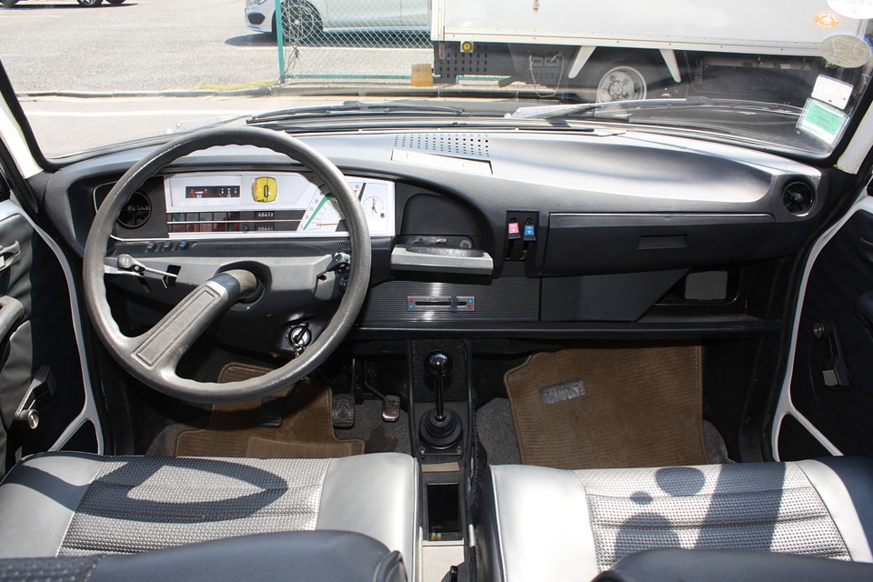 ボビンメーターに1本スポークのハンドル、そしてダッシュの美しい曲線が目を引きます。
当時のコンセプトカー…いや現代のコンセプトカーにも勝るとも劣らない素晴らしいデザイン！