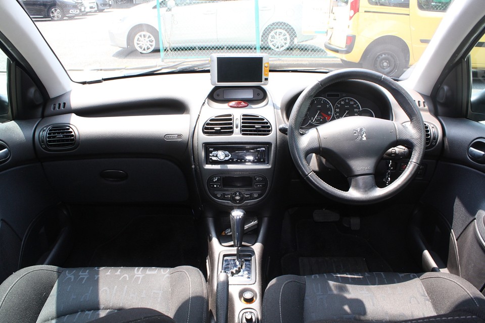 凝ったデザインながらゴテゴテした感じのない、むしろ柔らかい印象のインパネ！う〜ん、素晴らしい…。