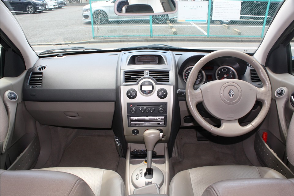 ボディデザイン同様に「面」にこだわったインテリアデザイン！大人な雰囲気ですねぇ〜。