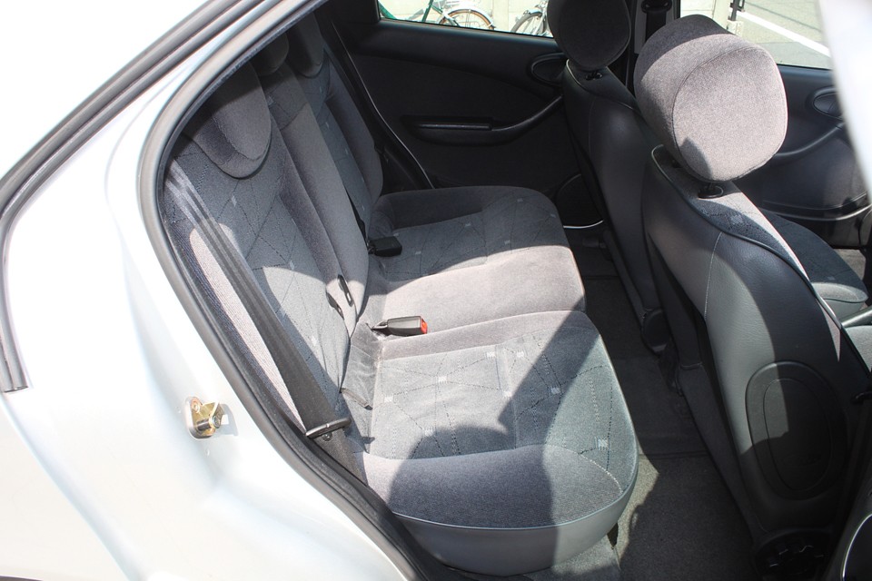 モッチリとしたリアシートも座り心地は◎！状態も良いです。