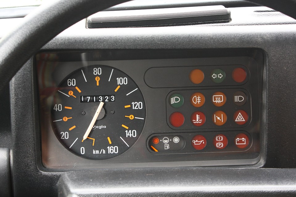 現オドメーターはご覧の通りですが、古いクルマなので走行不明とさせていただきました。