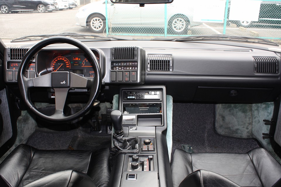 まるで城壁の様にドライバーの目前にそびえ立つインパネ！
センターからオフセットされたシフトノブの幾何学的美しさは、まさにガンディーニの真骨頂！