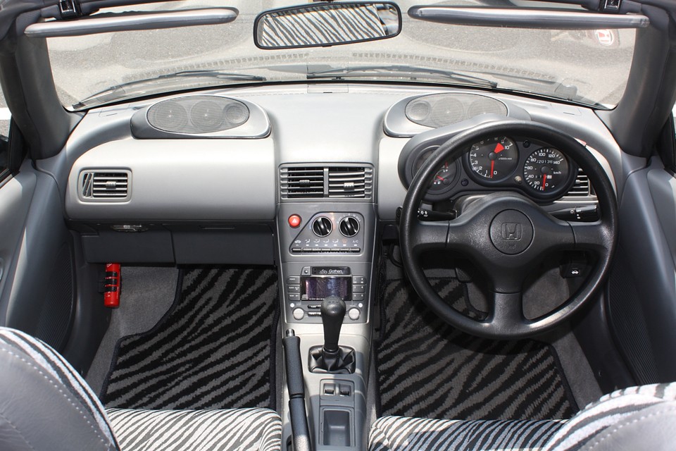 ドア＋ダッシュ＋ウーファーに純正オプションのマルチスピーカーシステムを装備！
結構、元気なエンジン音がするので音楽を楽しみたい方には必須！