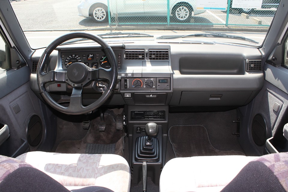 かなりカッチリして、清潔感もあり、好印象なインパネ周り。
外装同様、内装も丁寧に扱われてきたのがお判りいただけますよね。