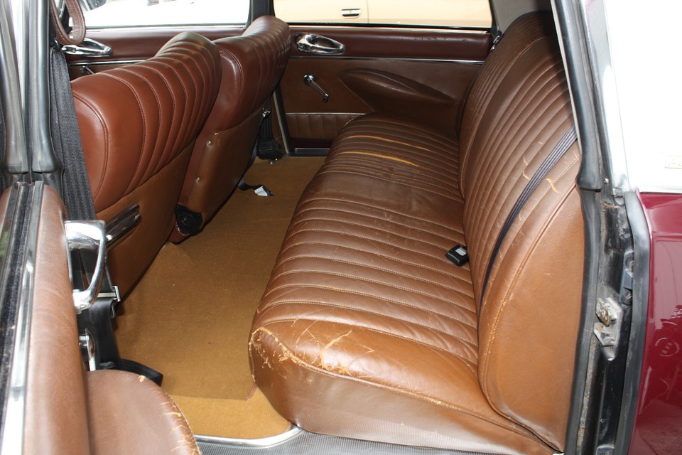 リアシートはかなりのスレ、一部破れもある状態です。張り替えがベストですが、座り心地は良いのでシートカバーでも良いかもしれません。