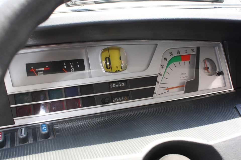 まるで現代の最新家電の様に洗練されているのに、どことなくPOPな印象もある素晴らしいデザインのメーター！
現在オドメーターはご覧の通りですが古いクルマですので走行不明とさせていただきました。