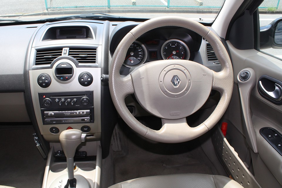 ハンドル、ドア内張り、シフトノブまで本革…やはり「モード」ですねぇ。