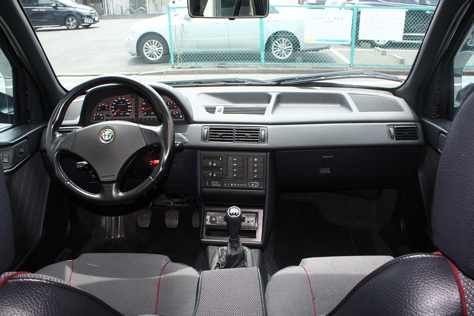 やっぱドライバーズカーなんですねぇ。メーター類が全部、ドライバーが使いやすい向きに…。