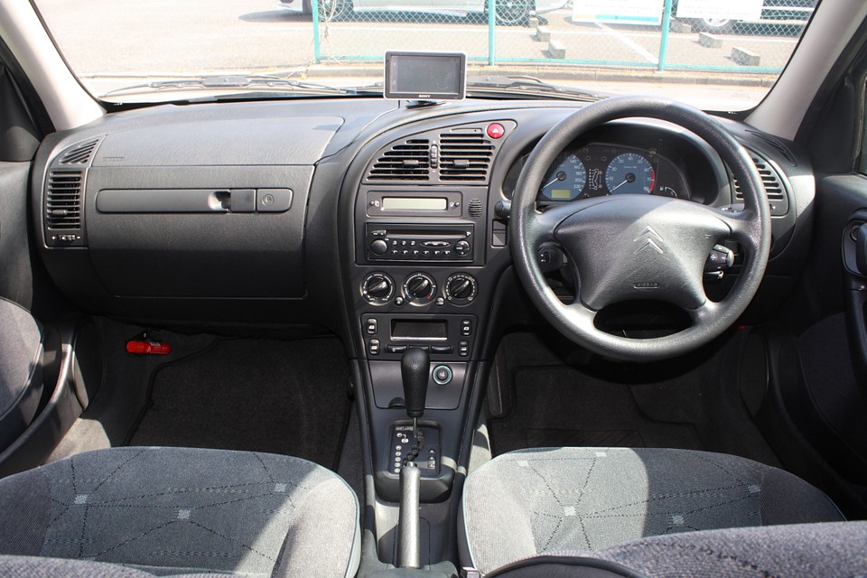 シトロエンとしてはオーソドックスなインパネですが、飽きの来ない、長くお使い頂けるデザインだと思います。