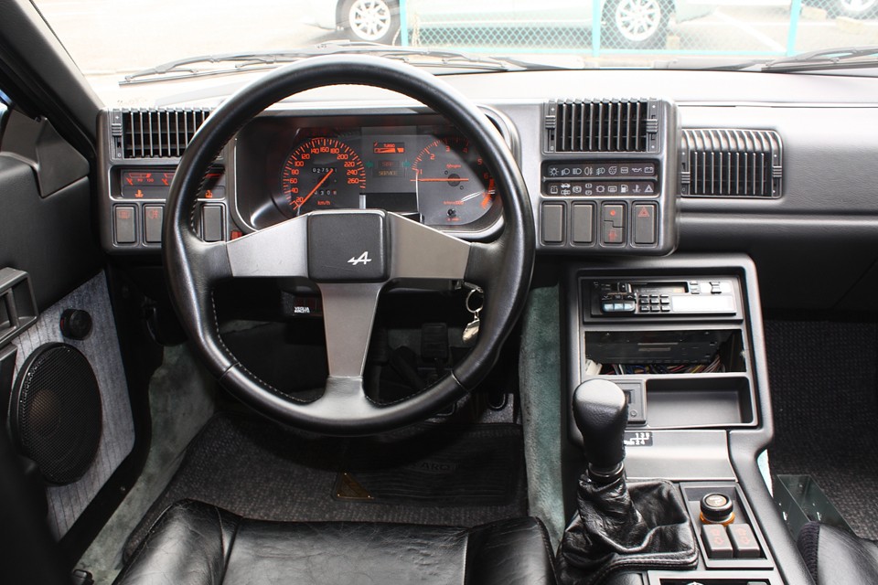 美しいだけではありません。そのシートポジション故に、体を動かす事無く手が届く各種スイッチ類の配置も絶妙！気分はほとんど戦闘機！