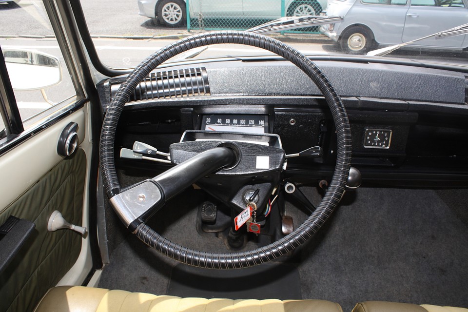 操作系はまんま2CV。ワイパーがスイッチからレバーに進化してるぅ〜！