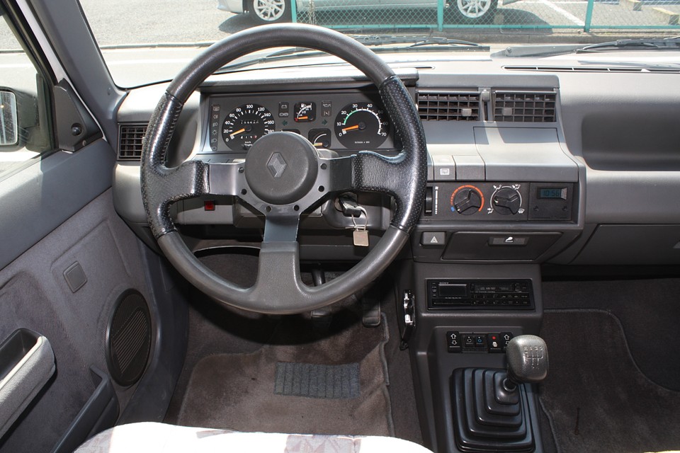 少し小径の革巻きハンドルに「カクンッ」と決まるシフト！
決してスポーツカーではないのですが、走りもチョ〜楽しい〜！