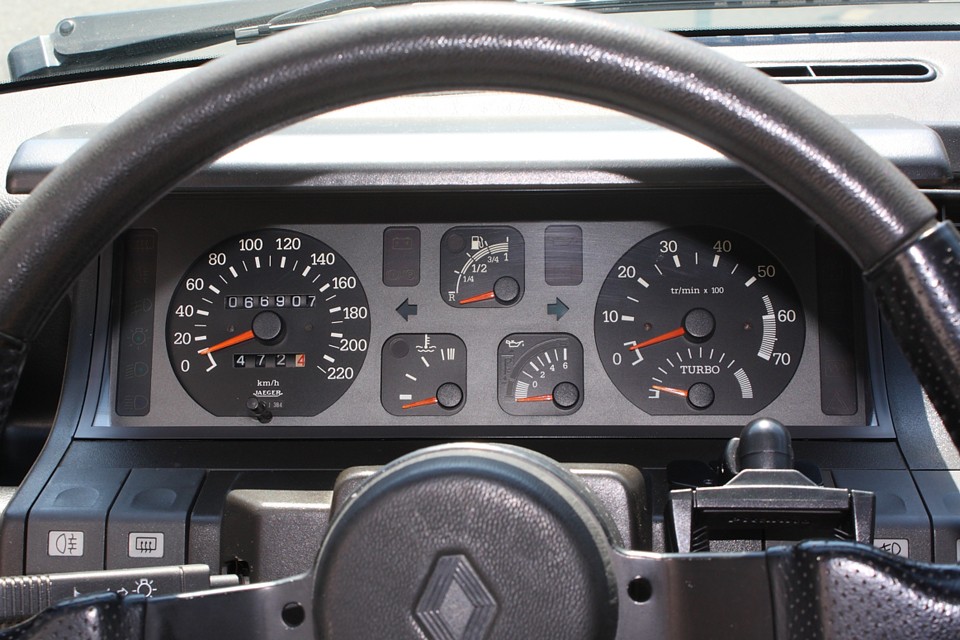 実走行6.7万Km！ちなみに右下にシュイ〜ンメーター付き！またの名を快感メーター！