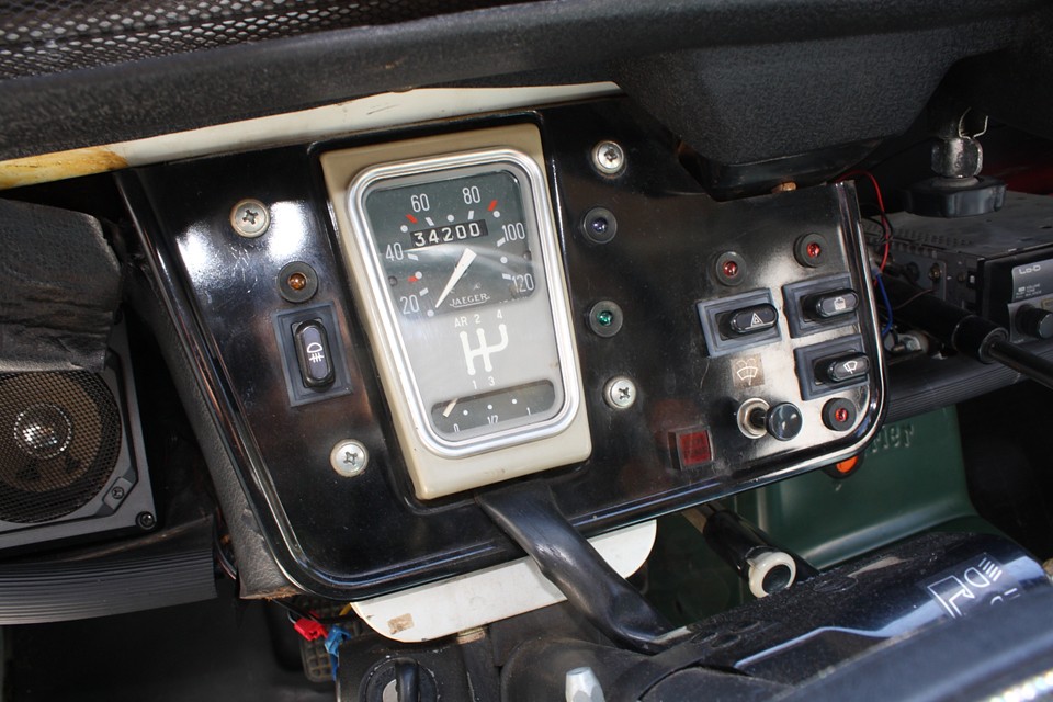 おそらく1周して13.4万Kmだと思いますが、5桁メーターなので走行不明とさせていただきました。