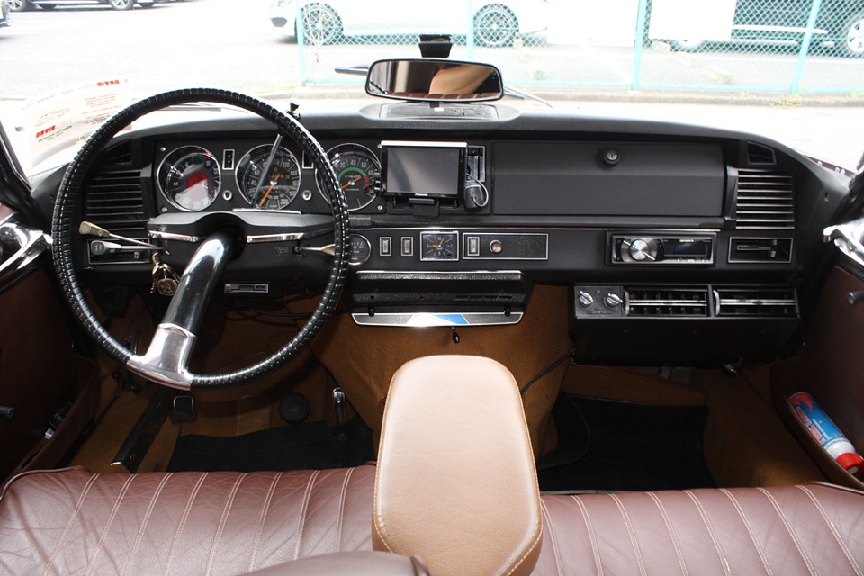 精密に描かれた静物画の様なインパネ！見る者にこれほどの存在感を感じさせるクルマって他に？