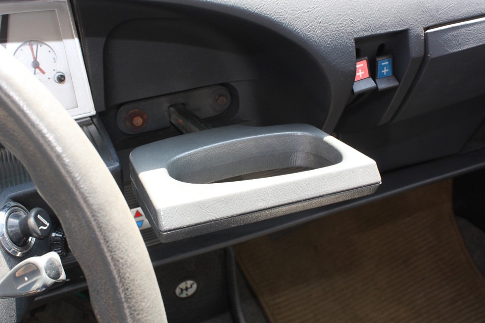 マジックハンドの柄の様ですが、握っても何も掴めません！（笑）正体はサイドブレーキ！