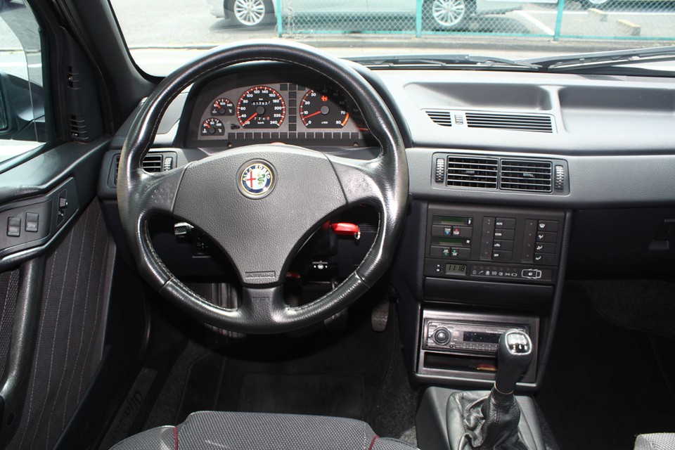 ハンドルのスレはありますが、それ以外はかなり清潔なインテリア！
もちろんエアコンを含め、操作類はすべて感動…いや、完動です。