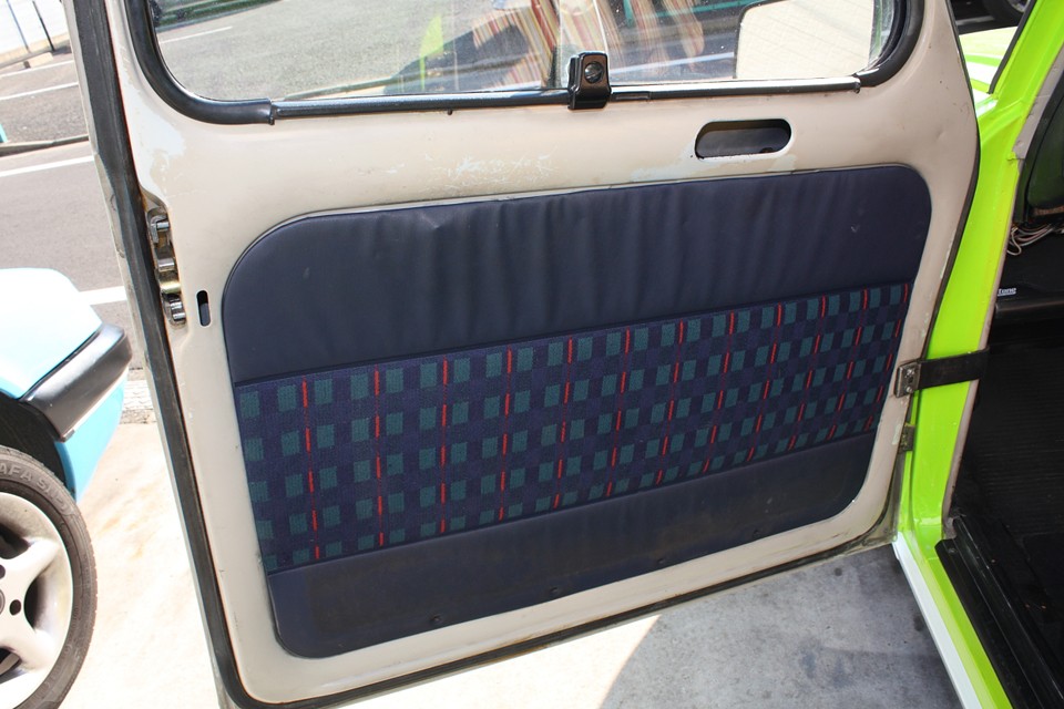 内張りはノーマルのチェック柄です。さすがおフランス車！おっしゃれぇ〜！