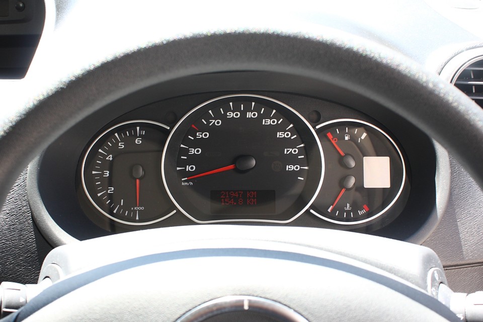 実走行2.2万Km！しかもワンオーナー！更に平成27年10月までの新車保証継承可です！めっちゃ安心でしょ。