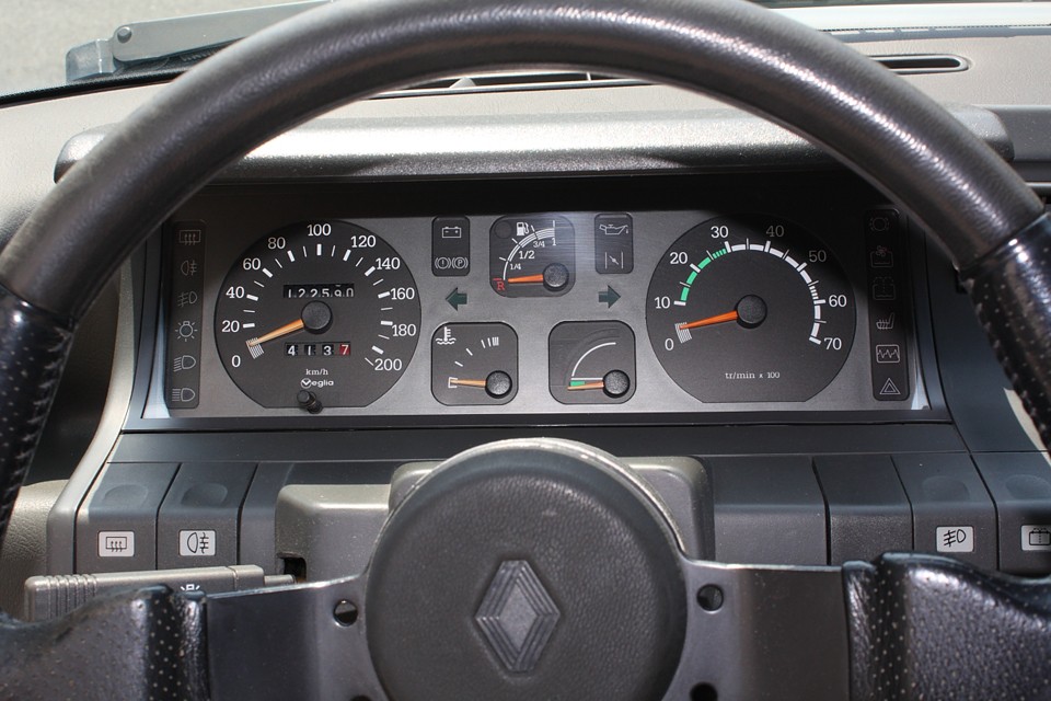 実走行12.3万Km！毎度言いますが、乗りっぱなしの5万Kmより、ちゃんとメンテしながらの10万Km！
もちろんこのクルマは後者！