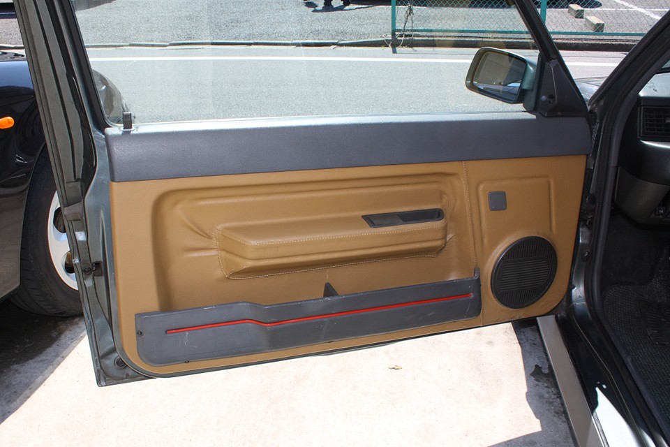 そう言えばホントのバカラは内張りがモケット…うわぁ〜、バカラを超えたかもぉ〜！