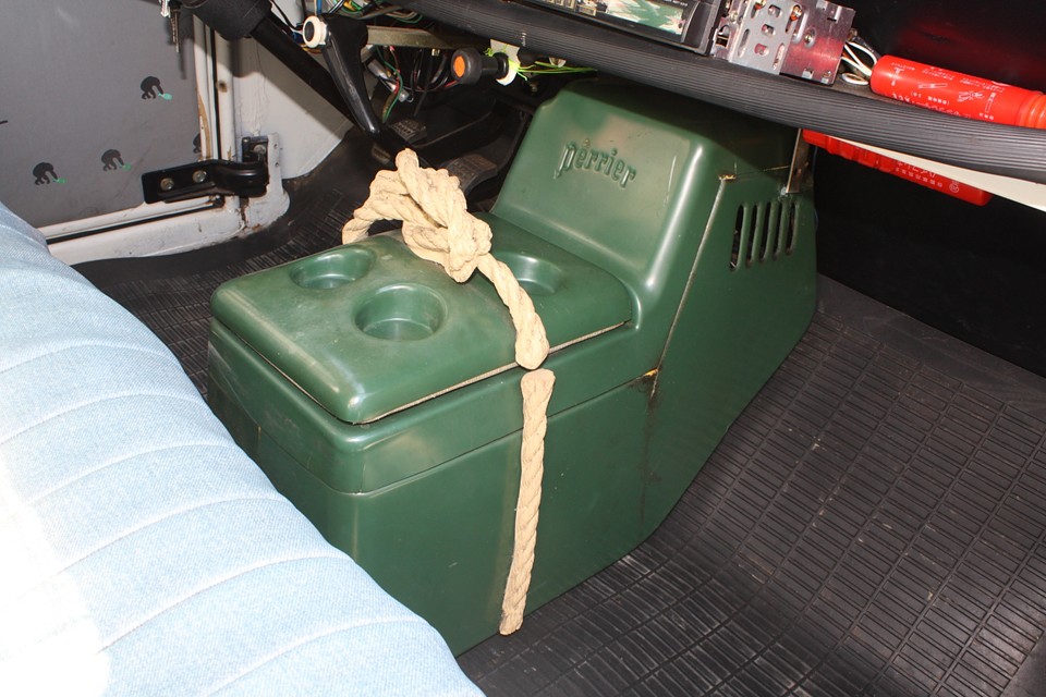 な、なんと、緑色の物体の正体は、「perrierロゴ入り専用クーラーBOX」なのですぅ〜！
それにしてもなんで縄…だからそれは考えないでぇ〜！