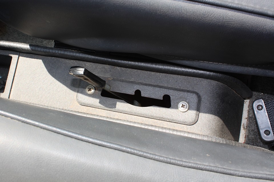 GSは車高調整がこの通常モード、悪路走行モード、メンテナンスモードの3段階。
このレバーが他のクルマとは違う存在にしてるのですぅ〜！