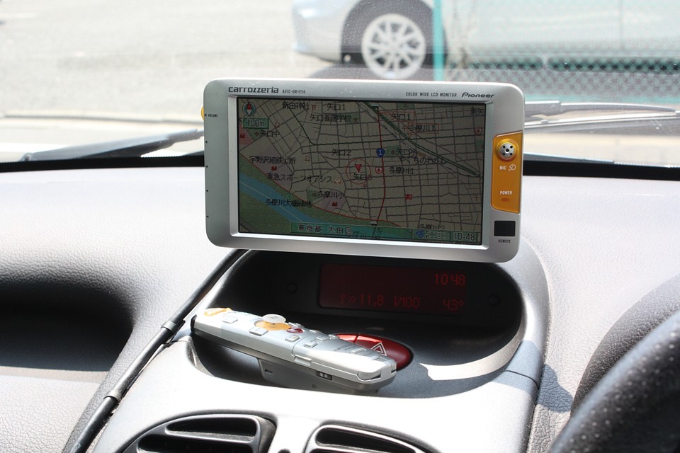 カロッツェリアの楽ナビを装備！少し古いですが、まだまだ使えます！
…っていうか、これで十分！かなり使えます！ご覧のリモコンも付属します。