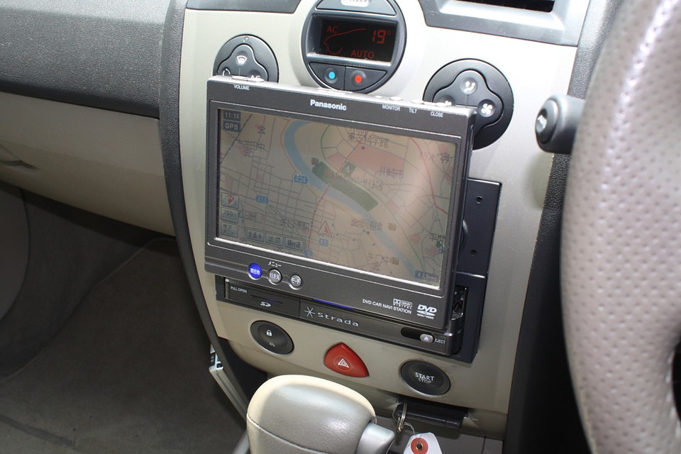 Panasonic製のStradaナビ付き！フリップアップ式ですので使わない時は格納出来るのでスッキリ！