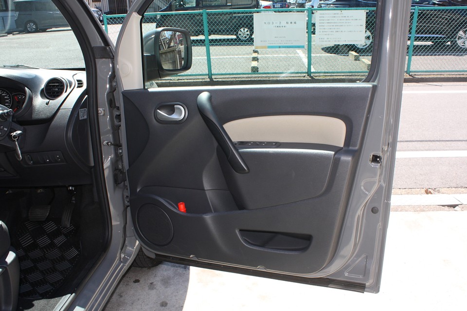 ドアの内張りも清潔です。取っ手やスイッチは直接手が触れるところですから意外と気になりますもんね。